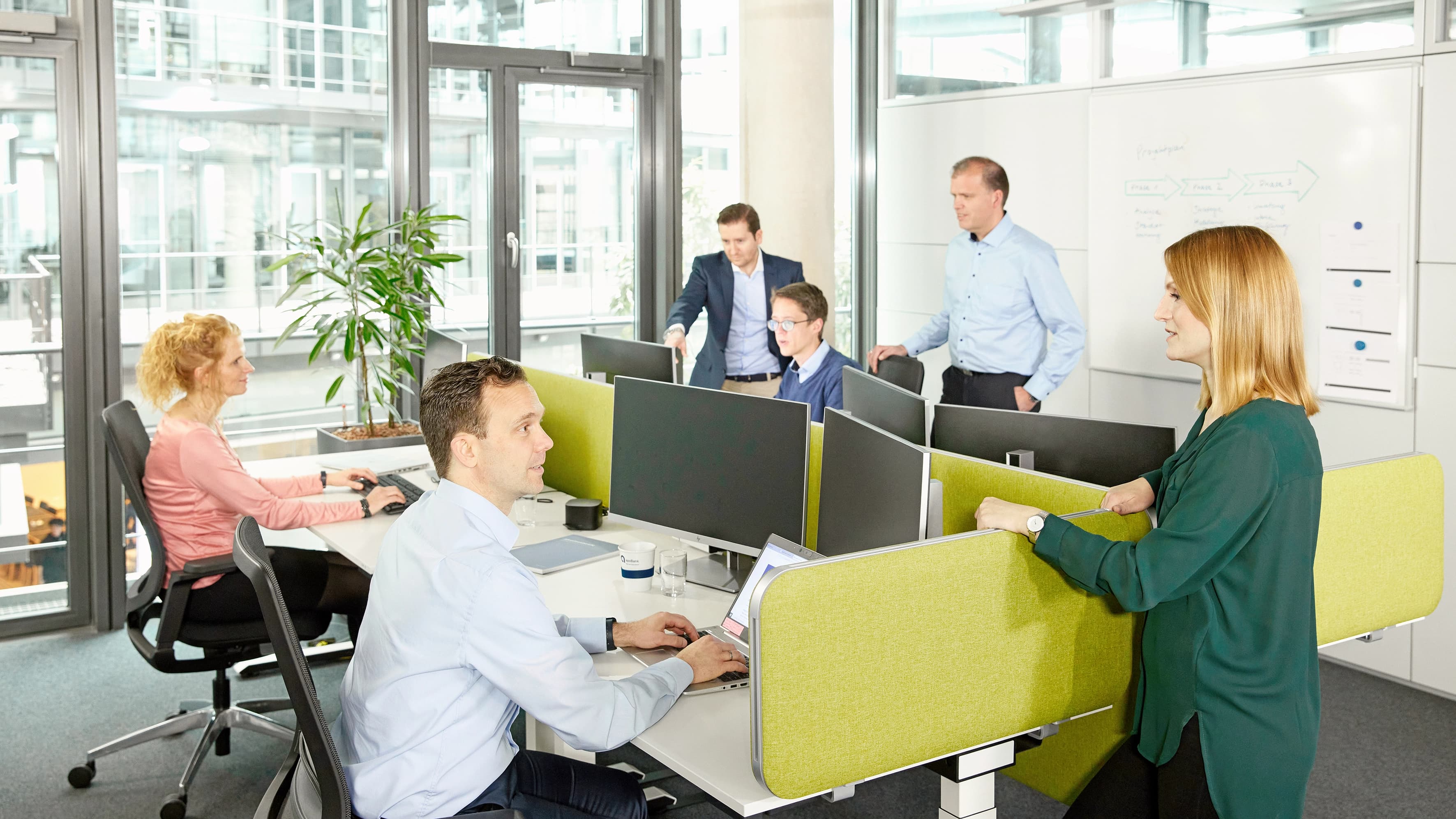 Mitarbeiterinnen und Mitarbeiter im Büro