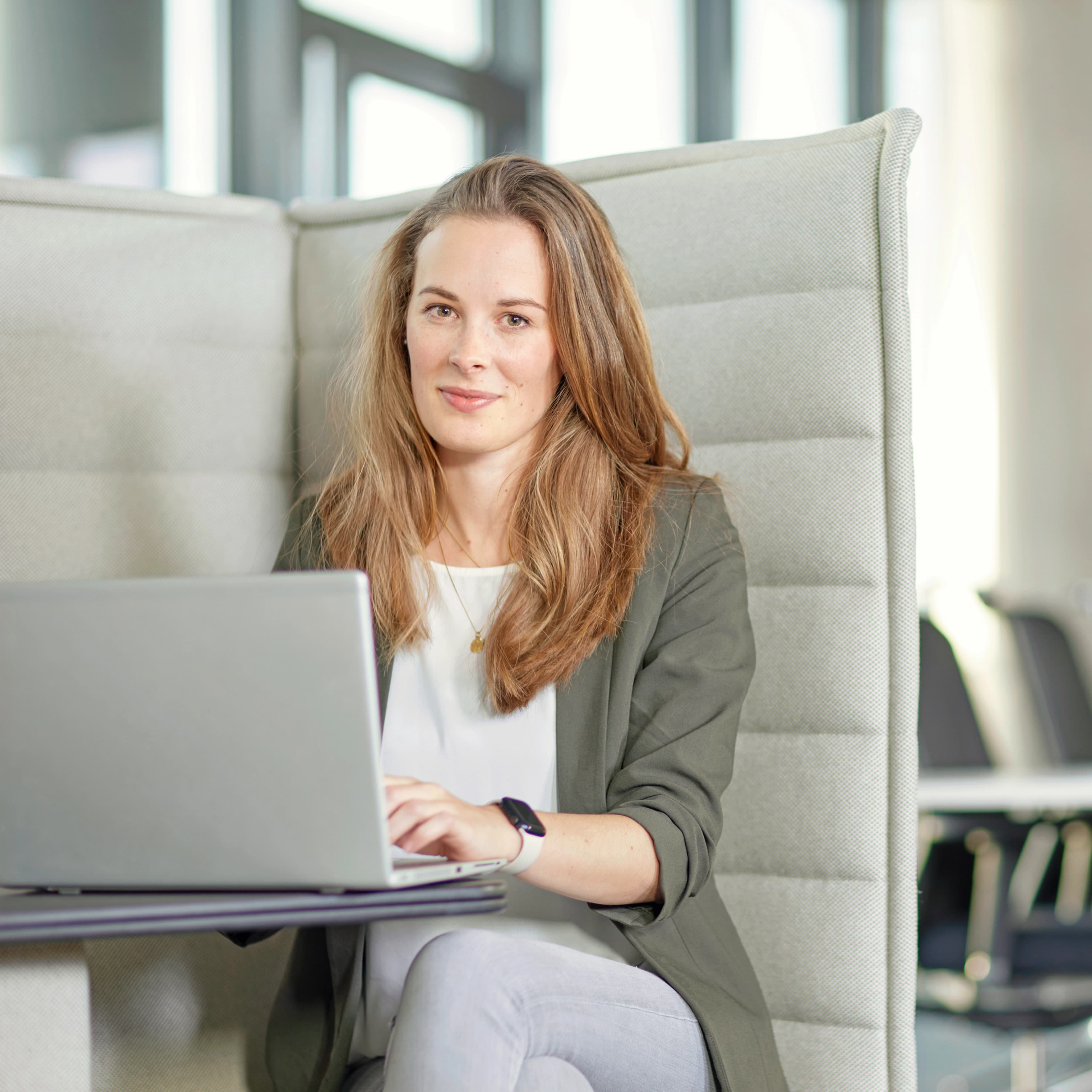 Frau sitzt am Laptop