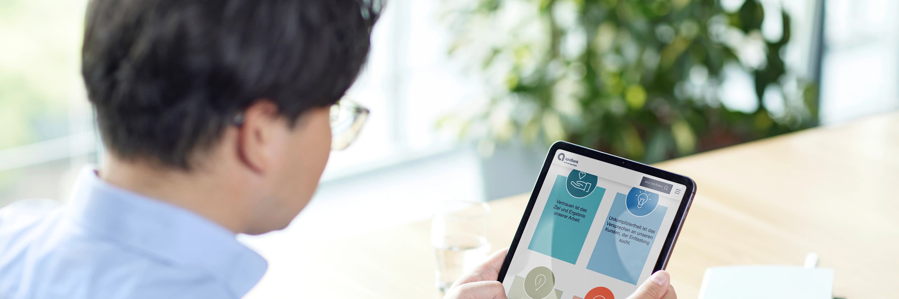 Mitarbeiter mit Tablet